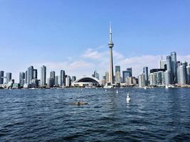 ein blick auf toronto vom meer in der nähe des flughafens foto