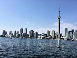 ein blick auf toronto vom meer in der nähe des flughafens foto