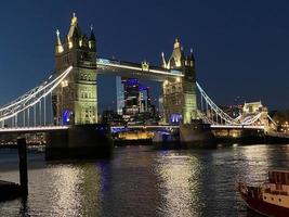 Blick auf die Tower Bridge in London foto