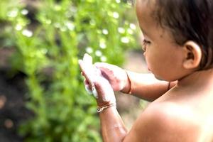 asiatische kinder, die mit seifenblasen mit dem morgensonnenaufgang spielen. foto