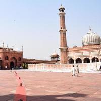 delhi, indien - 15. april 2022 - nicht identifizierte indische touristen besuchen jama masjid während der ramzan-saison in delhi 6, indien. Jama Masjid ist die größte und vielleicht prächtigste Moschee Indiens foto