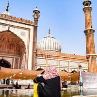 delhi, indien - 15. april 2022 - nicht identifizierte indische touristen besuchen jama masjid während der ramzan-saison in delhi 6, indien. Jama Masjid ist die größte und vielleicht prächtigste Moschee Indiens foto