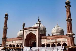 delhi, indien - 15. april 2022 - nicht identifizierte indische touristen besuchen jama masjid während der ramzan-saison in delhi 6, indien. Jama Masjid ist die größte und vielleicht prächtigste Moschee Indiens foto