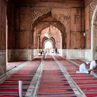 delhi, indien - 15. april 2022 - nicht identifizierte indische touristen besuchen jama masjid während der ramzan-saison in delhi 6, indien. Jama Masjid ist die größte und vielleicht prächtigste Moschee Indiens foto