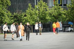 Vilnius, Litauen. 06. juni 2022 - menschen, die am frühen sommerabend auf einer breiten asphaltierten straße in der nähe des lukiskiu-platzes spazieren gehen foto