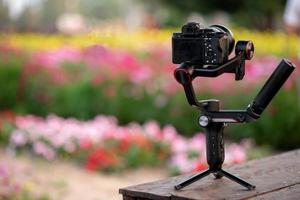 Kamera zum Filmen von Filmen und Werbung im Blumengarten foto