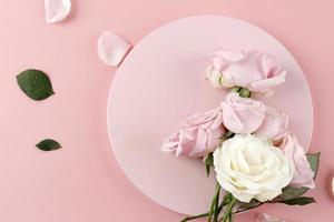 Blumenrosenhintergrund aus frpm rosa und weißer Rose, flache Lage, Draufsicht. foto