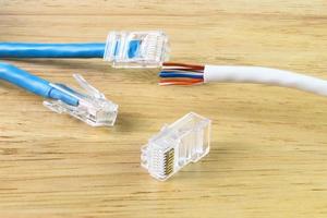 rj45 mit kabel zur verwendung netzwerk-internetkabel, gerät für netzwerkkabelkonnektivität foto