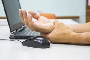 Konzept Tenosynovitis ist die häufigste Sehnenentzündung des Handgelenks während der Verwendung des PCs oder der Tastaturmaus foto