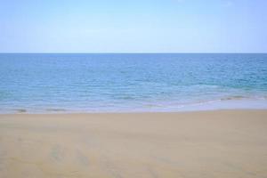 landschaften sehen die atmosphäre ist wunderschön sand und meer und die farbe des himmels, der strand von phuket in thailand. foto