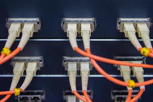 die netzwerkkabel zum verbinden des portes eines switchs zum verbinden des internetnetzwerks, konzept kommunikationstechnologie foto