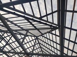 abstrakte schwarze Metalllinien Dachstruktur Bewehrungskonstruktion geeignet für Industriebau Hauselement foto