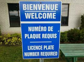 blaues Begrüßungskennzeichen in Französisch und Englisch erforderlich foto