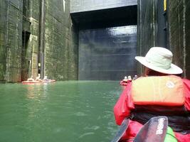 Kajakfahrer und Kajak im Wasser in Schleuse foto