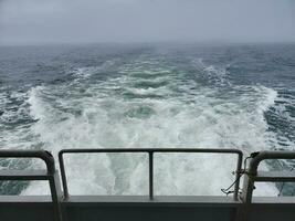 turbulentes Wasser von Bootsmotor und Meer oder Ozean foto