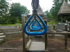 blaue Metallringe oder Klettergerüste auf dem Spielplatz foto