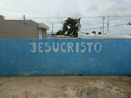 Jesus Christus Zeichen in Spanisch auf Zementwand gemalt foto