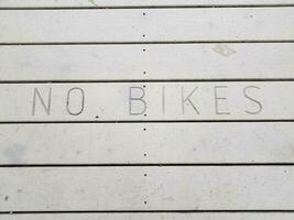kein Fahrradschild auf braunem Holzsteg oder Boden foto