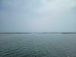 felsiges ufer an der küste in maine mit wasser und wolken foto