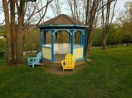 blaue und gelbe Stühle und Pavillon und grünes Gras foto