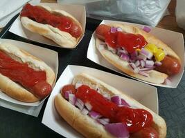 Hot Dogs auf Tablett mit Befestigungen foto