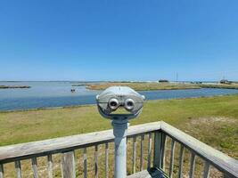 Sucher oder Fernglas mit Wasser und grünem Gras im Freien foto