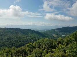 grüne Bäume und Hügel und Himmel in Massanutten, Virginia foto