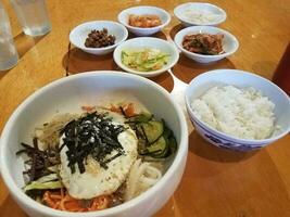 koreanisches essen mit rindfleisch, ei und gemüse foto
