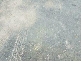 schwarze asphaltauffahrt mit schmutz und pollen foto