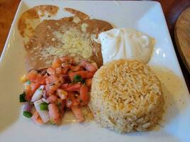 mexikanisches essen reis und bohnen und salsa auf dem teller foto