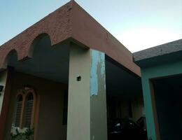 Haus mit abgebrochener und abblätternder Farbe in Puerto Rico foto