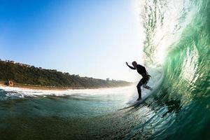 Surfer reiten Ozeanwelle