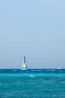 kleine Yacht mit Segel im Mittelmeer