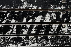 Grunge-Oberfläche auf Holzoberfläche für den Hintergrund. abgeplatzte schwarze Farbe auf dem Holz. foto