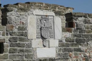 rittersymbole in der burg von bodrum, stadt bodrum, türkei foto