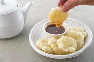 Cireng, ein herzhafter Snack aus West-Java, Indonesien, hergestellt aus Tapiokamehl und frittiert, serviert mit einer würzigen Sauce. foto