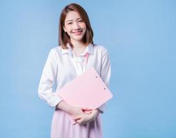 Bild der jungen asiatischen Geschäftsfrau auf blauem Hintergrund foto
