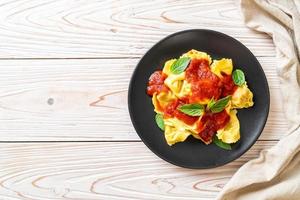 italienische Tortellini-Nudeln mit Tomatensauce foto