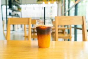 eisgekühlter schwarzer Kaffee mit Yuzu-Tasse auf dem Tisch foto