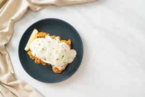 Schneezwiebelhuhn oder Brathähnchen mit cremiger Zwiebelsauce foto