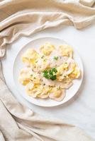Ravioli-Nudeln mit Champignon-Sahnesauce und Käse foto