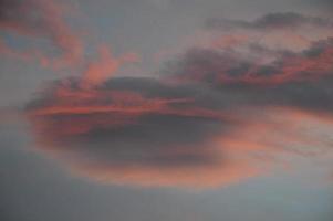 Sonnenuntergang und stürmische Wolken foto
