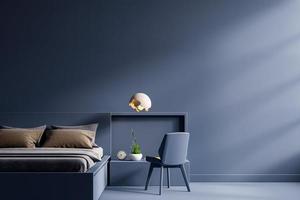dunkles bett und modell dunkelblaue wand im schlafzimmerinnenraum. foto