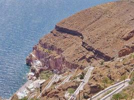 santorini vulkanische caldera von fira, der hauptstadt von santorini, griechenland aus gesehen foto