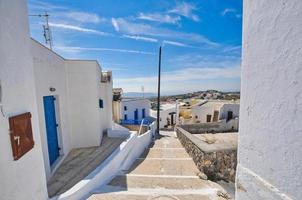 schmale nachbarschaft im alten traditionellen dorf pyrgos, santorini, griechenland. foto