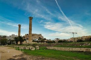 tempel des olympischen zeus und die akropolis in athen, griechenland foto