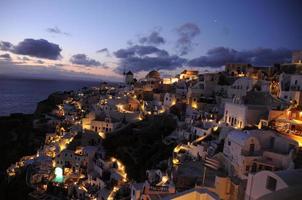 Dorf Oia, Santorini, Griechenland. Sonnenuntergang Aussichtspunkt foto