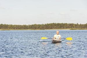 Mann fährt Kajak im Wasser foto