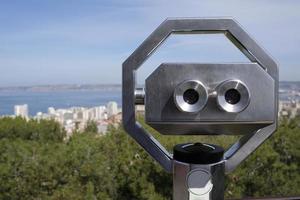 Aussichtspunkt auf einem Hügel in Marseille, Frankreich, mit montiertem Fernglas foto