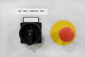 ein Knopf und ein Schalter neben einem Schild mit der Aufschrift schalten nicht aus foto